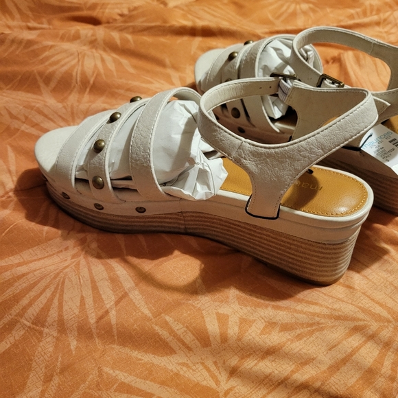 NEW size 9 light tan women's wedges - Picture 4 of 5